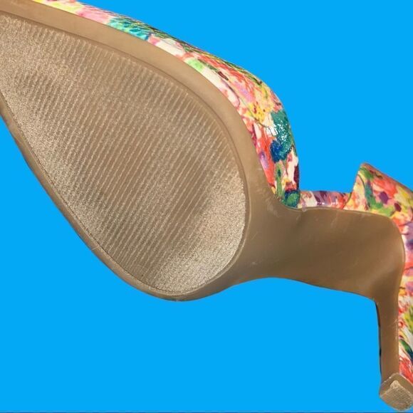 Ana! Next to new! Super nice pleasingly floral design with snake skin look! - Picture 7 of 7